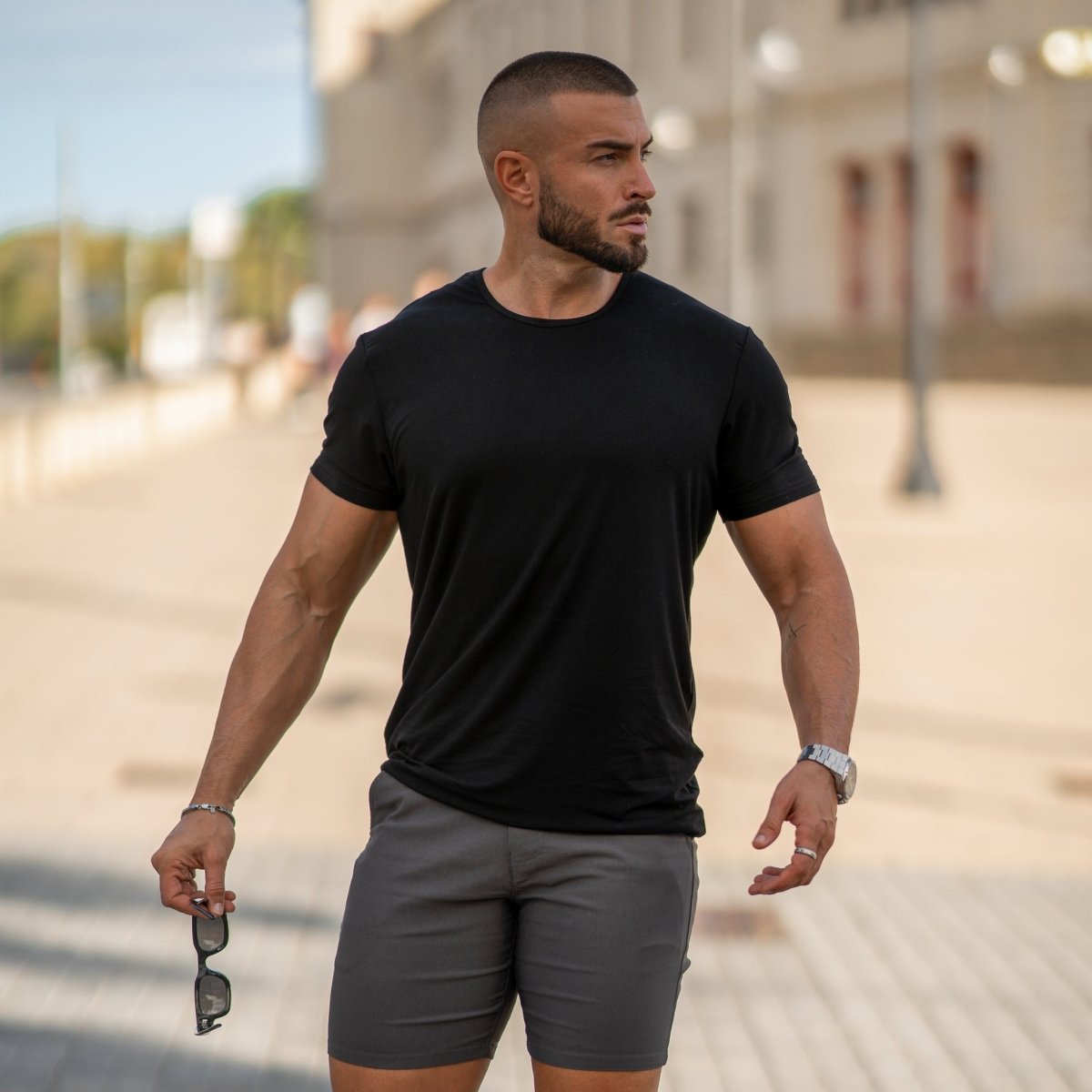Black muscle fit casual t-shirt with fitted arms